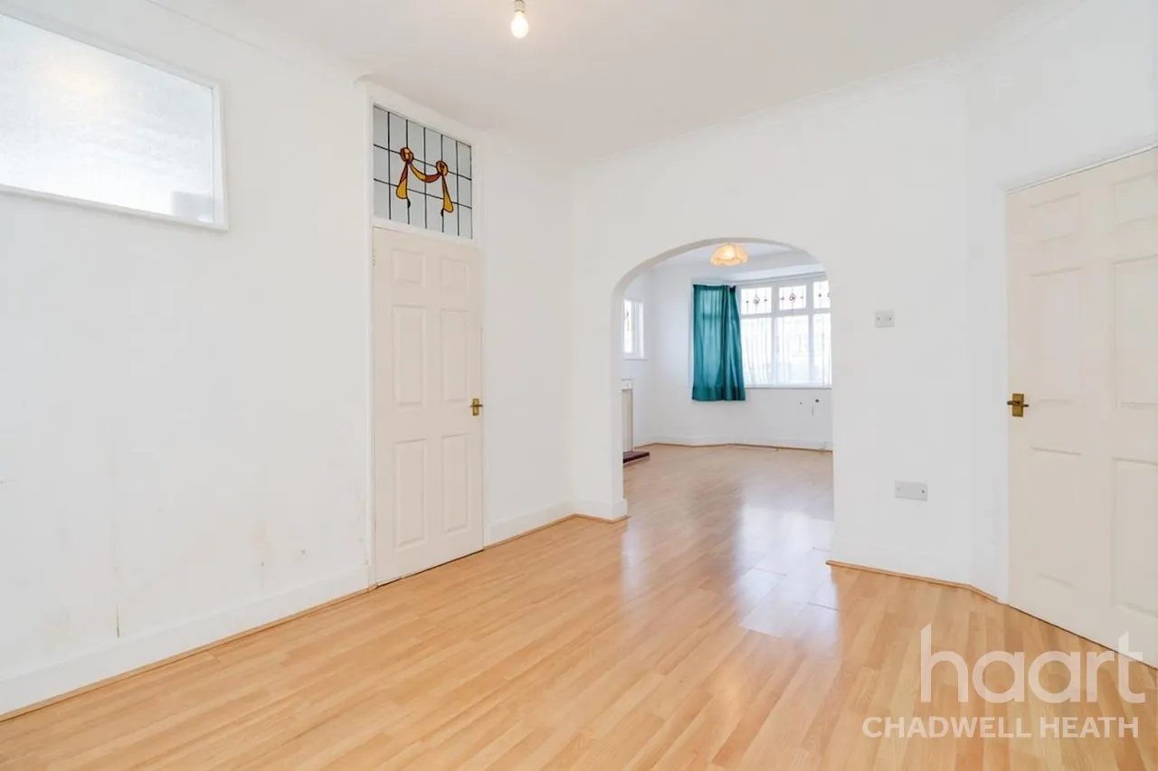 Whalebone Lane South, Chadwell Heath, RM6, photo 7