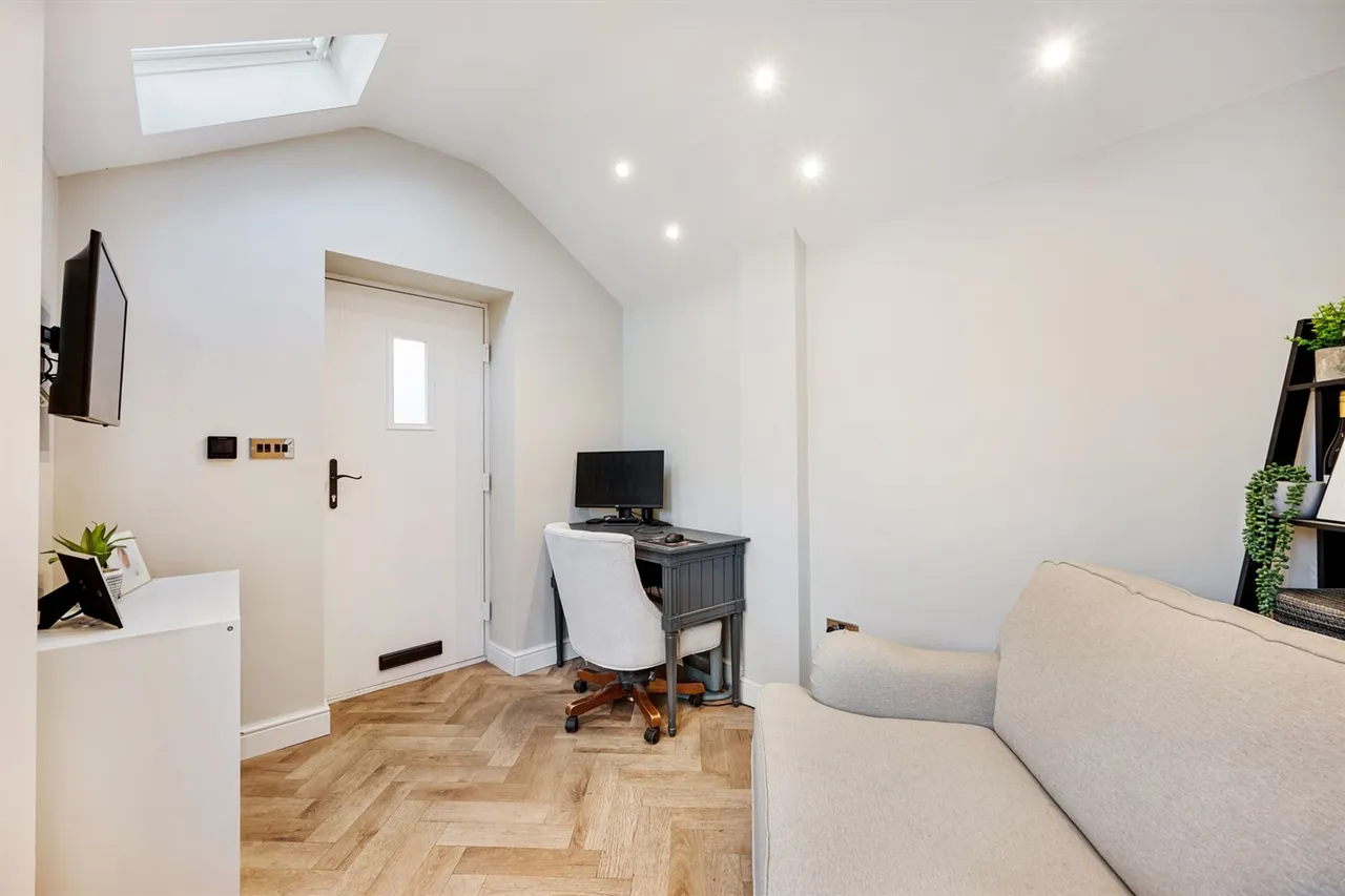 Deanway, Wilmslow, photo 6