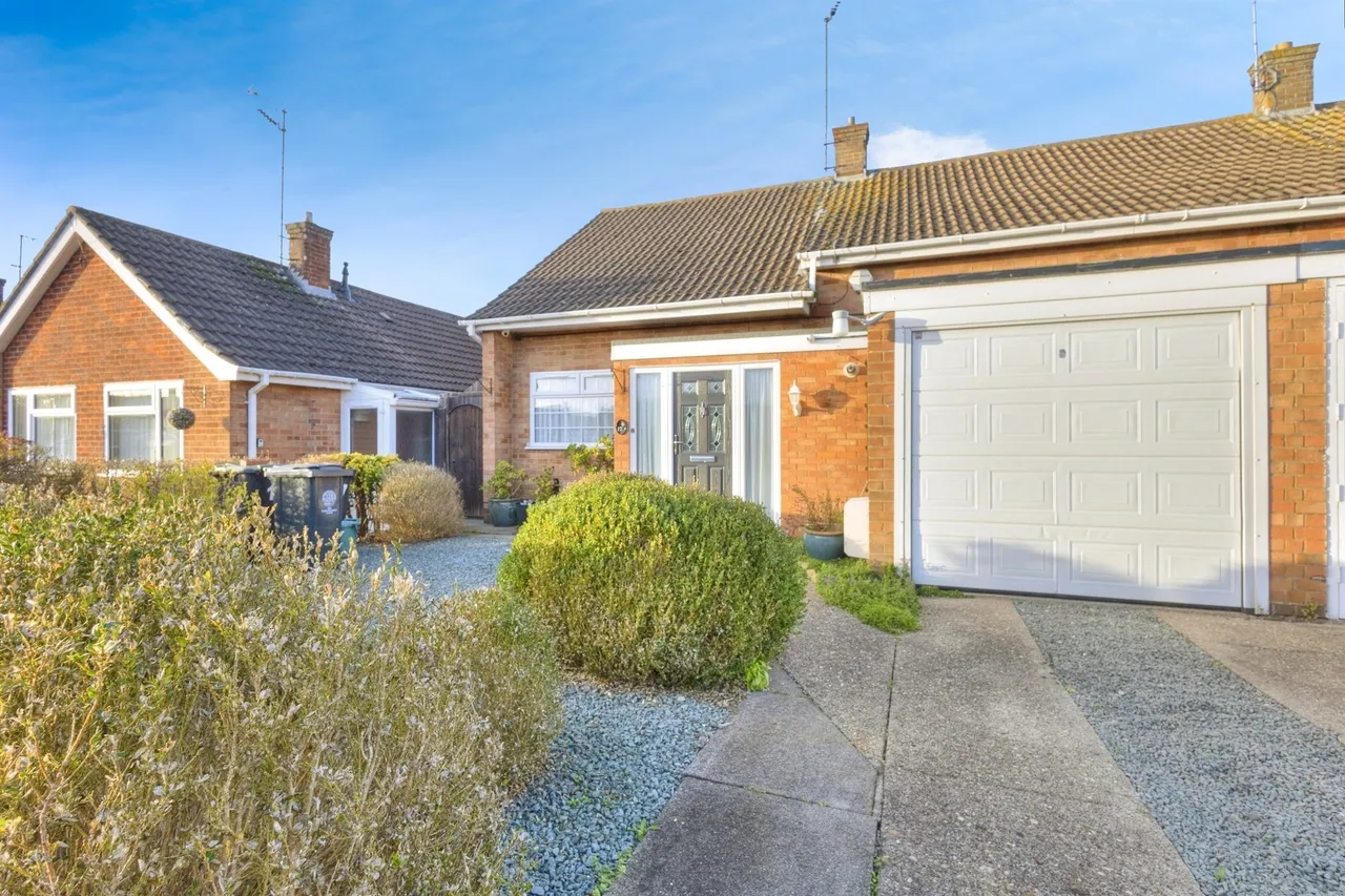 2 bed house for sale — Barker Close, Rushden