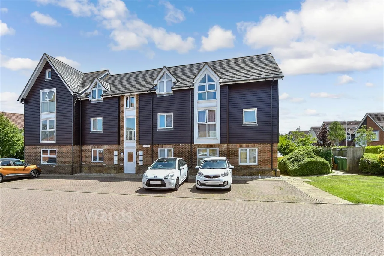 2 bed flat for sale, Paxton Avenue, Hawkinge, CT18