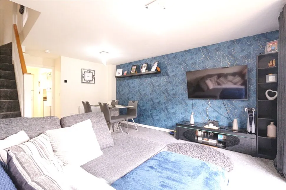 Fields Farm Road, Hyde, SK14, photo 2