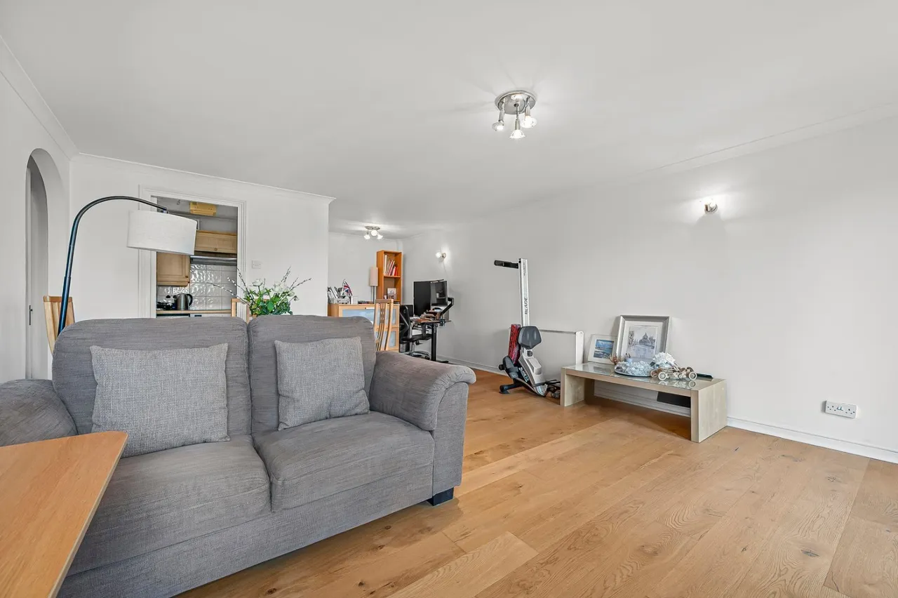 2 bed flat for sale, Meridian Place, London, E14