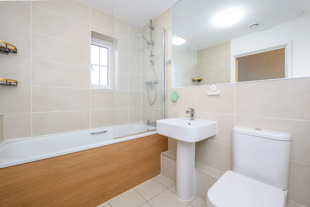 48 Trenchard Close, Hersham KT12 5BG, photo 5