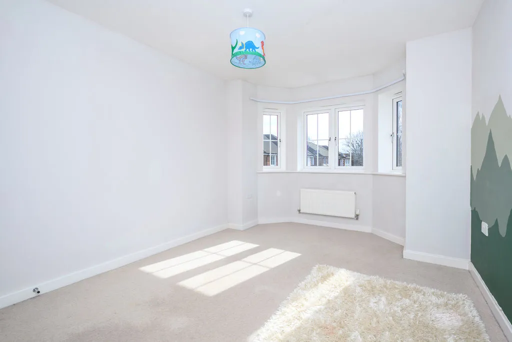 48 Trenchard Close, Hersham KT12 5BG, photo 7