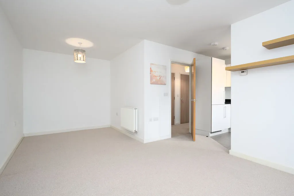 48 Trenchard Close, Hersham KT12 5BG, photo 4