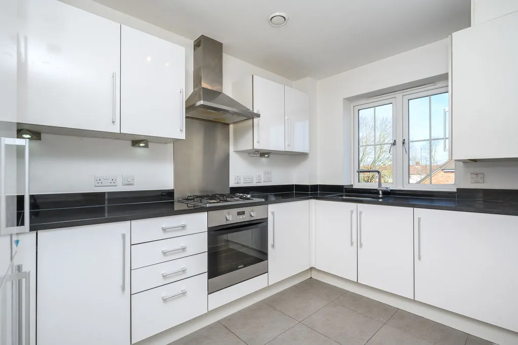 48 Trenchard Close, Hersham KT12 5BG, photo 2