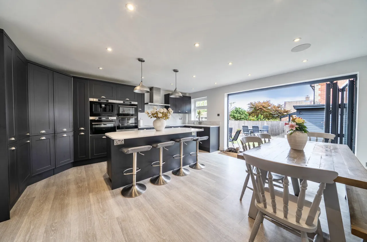 Upper Hale Road, Farnham, Surrey, GU9 0NS, photo 2