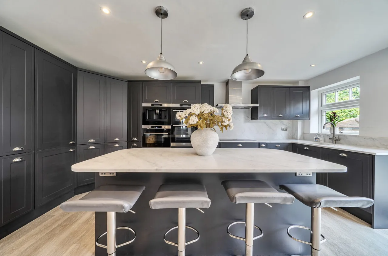 Upper Hale Road, Farnham, Surrey, GU9 0NS, photo 12
