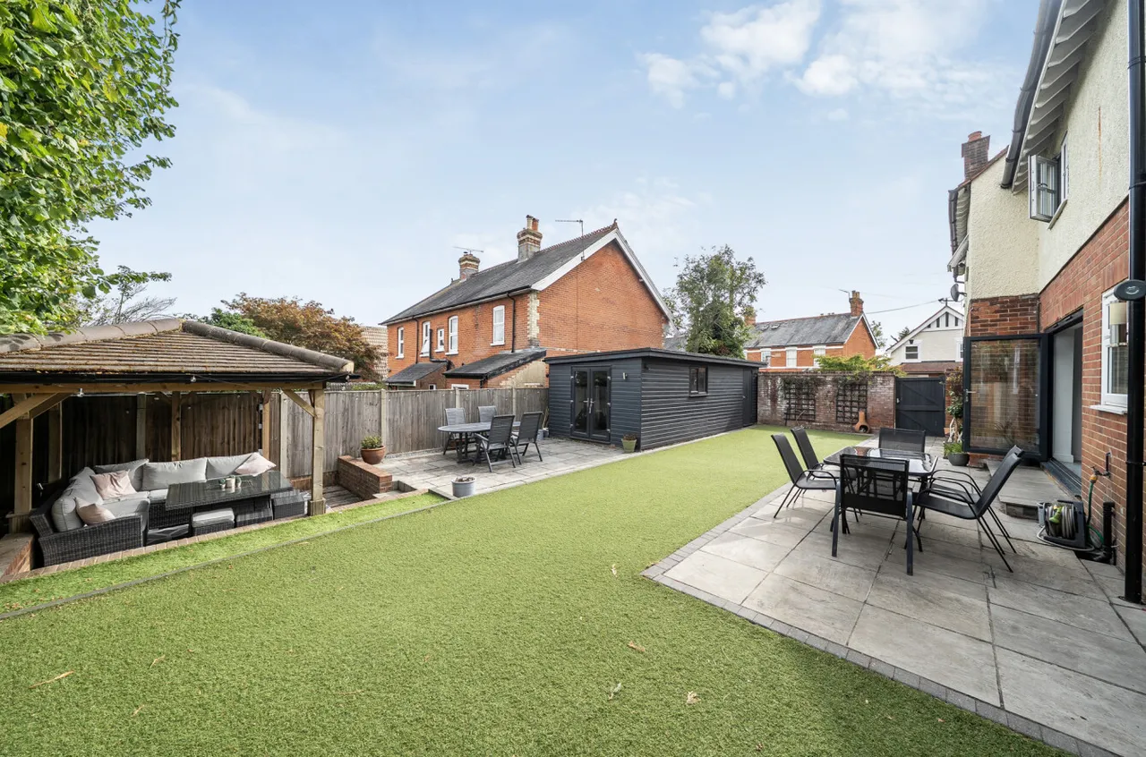 Upper Hale Road, Farnham, Surrey, GU9 0NS, photo 3