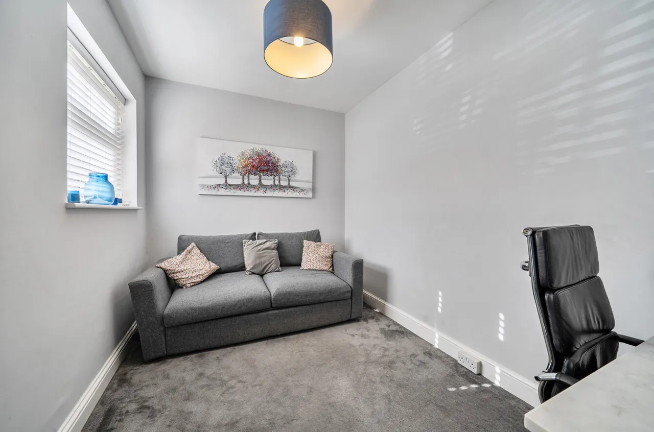 Upper Hale Road, Farnham, Surrey, GU9 0NS, photo 22