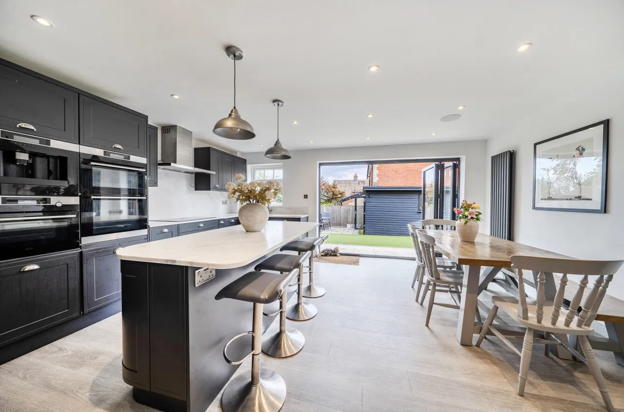 Upper Hale Road, Farnham, Surrey, GU9 0NS, photo 8