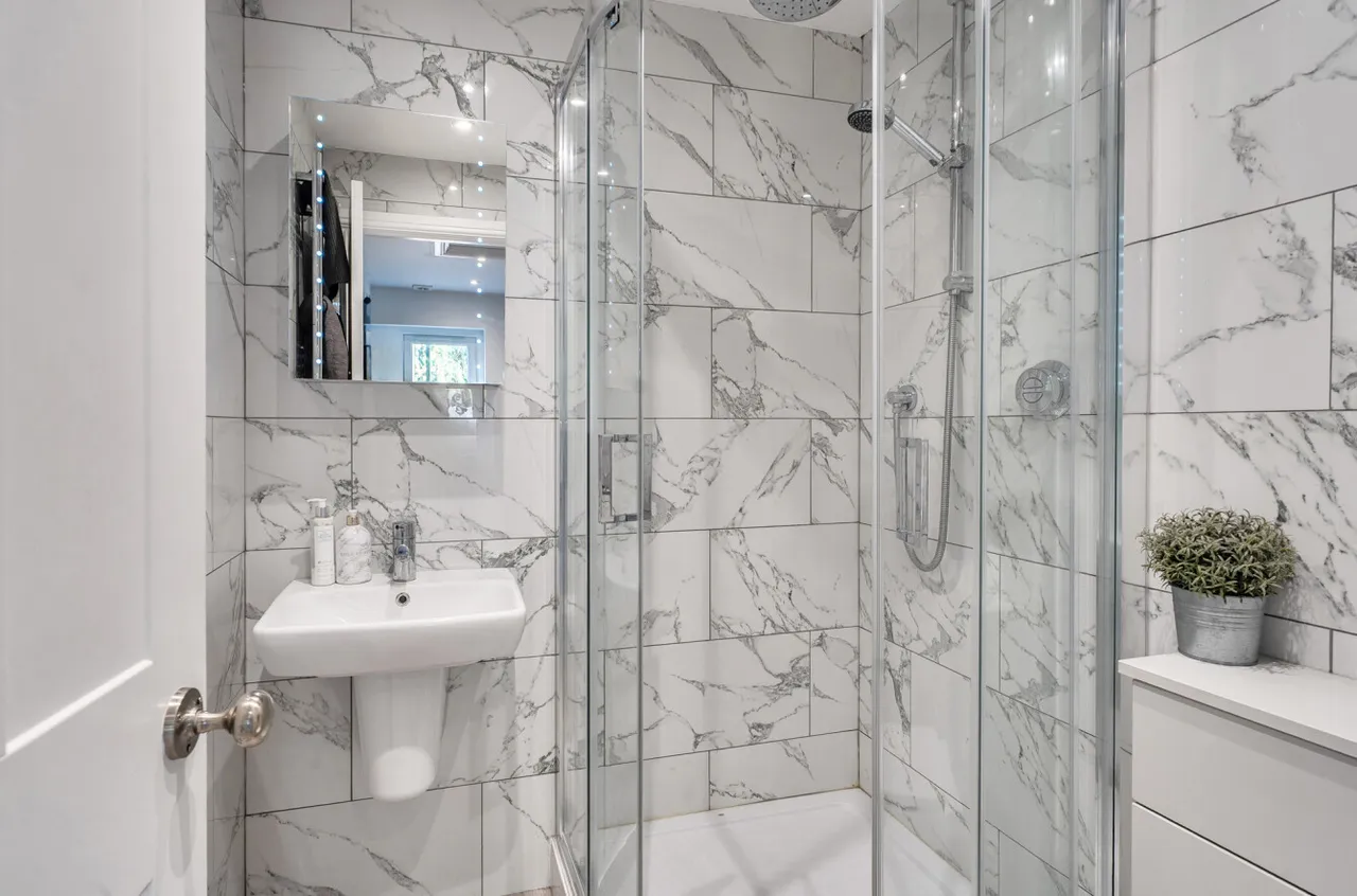 Upper Hale Road, Farnham, Surrey, GU9 0NS, photo 6