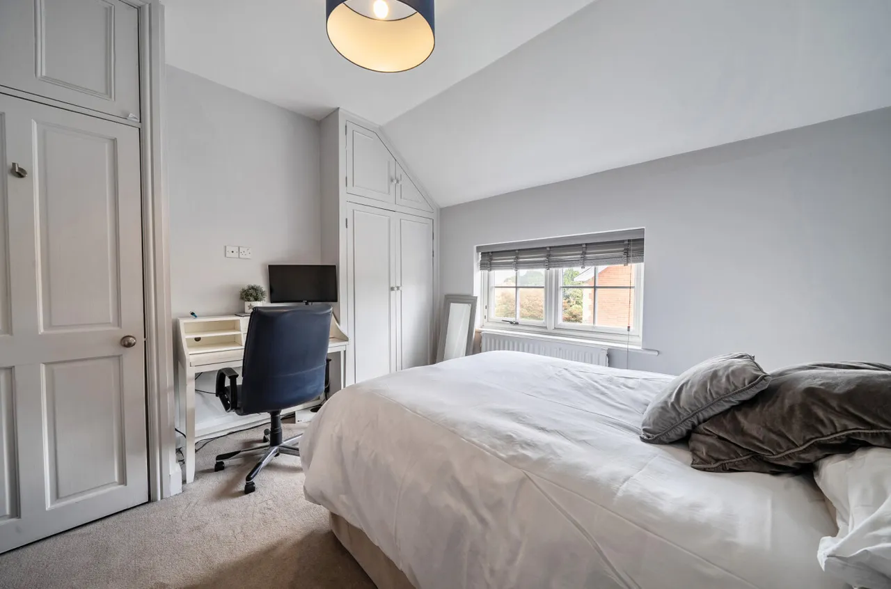 Upper Hale Road, Farnham, Surrey, GU9 0NS, photo 13
