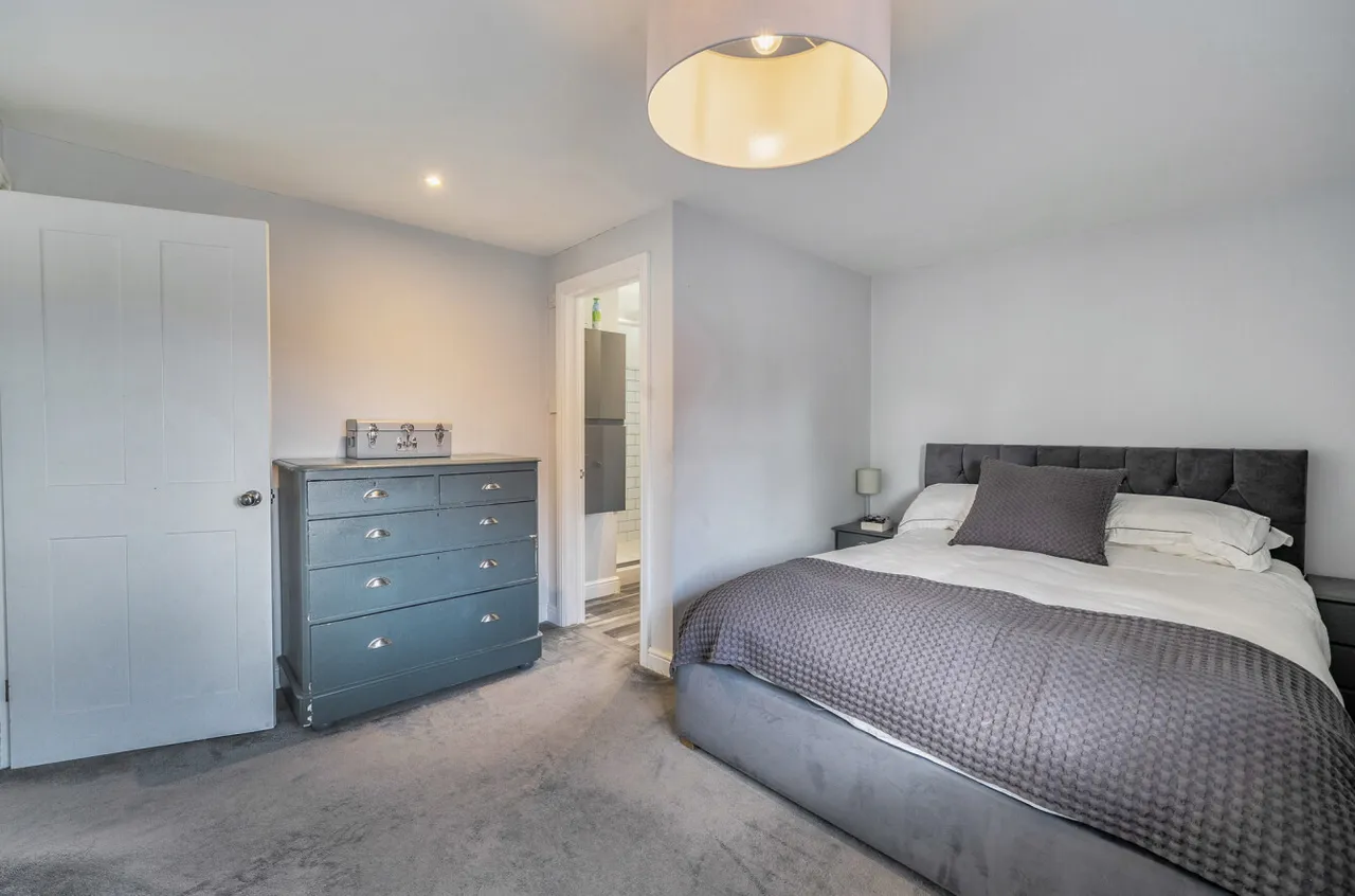 Upper Hale Road, Farnham, Surrey, GU9 0NS, photo 7