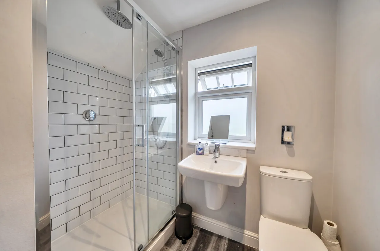 Upper Hale Road, Farnham, Surrey, GU9 0NS, photo 9