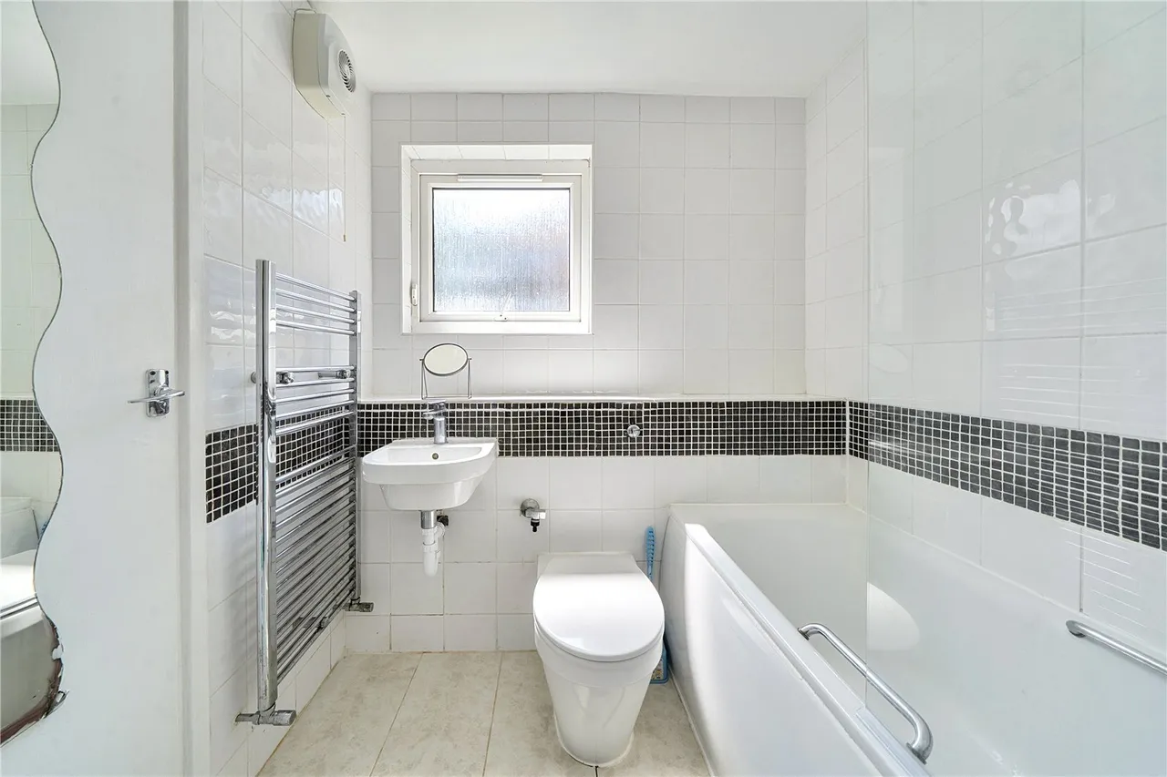 Buckingham Avenue, Perivale, UB6, photo 13
