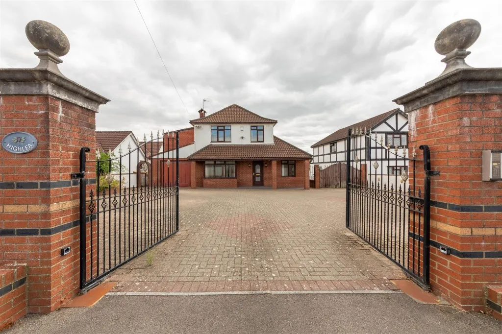 4 bed house for sale — 10, Hambrook Lane, Stoke Gifford, Bristol, BS34 8QB