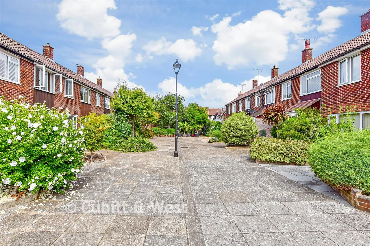 St. Thomas's Court, Portsmouth, PO1, photo 2