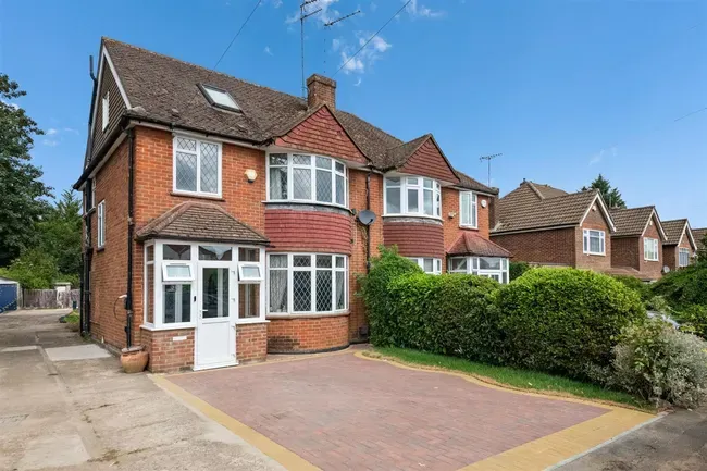 4 bed house for sale — Moorfield Road, Denham