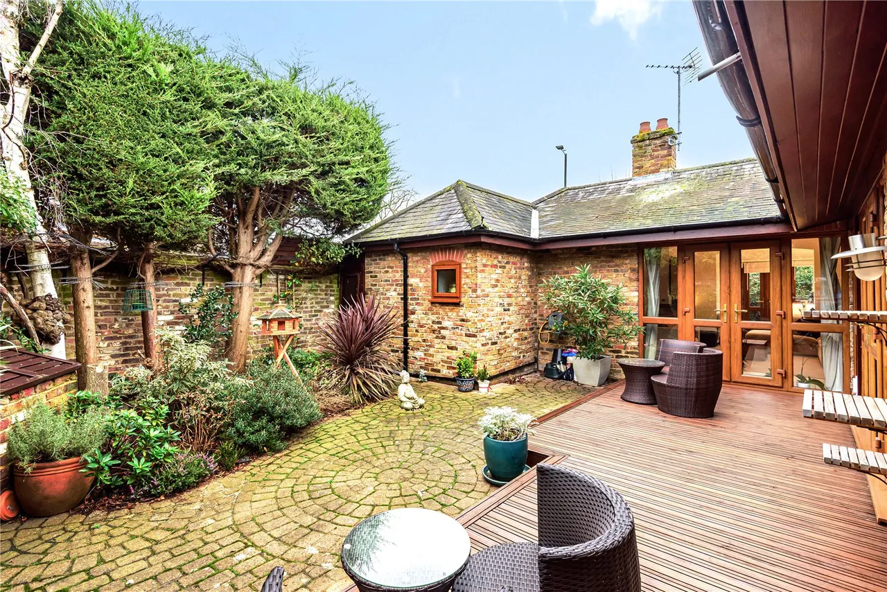 Uxbridge Road,, Hampton, London, TW12 3AD, photo 8