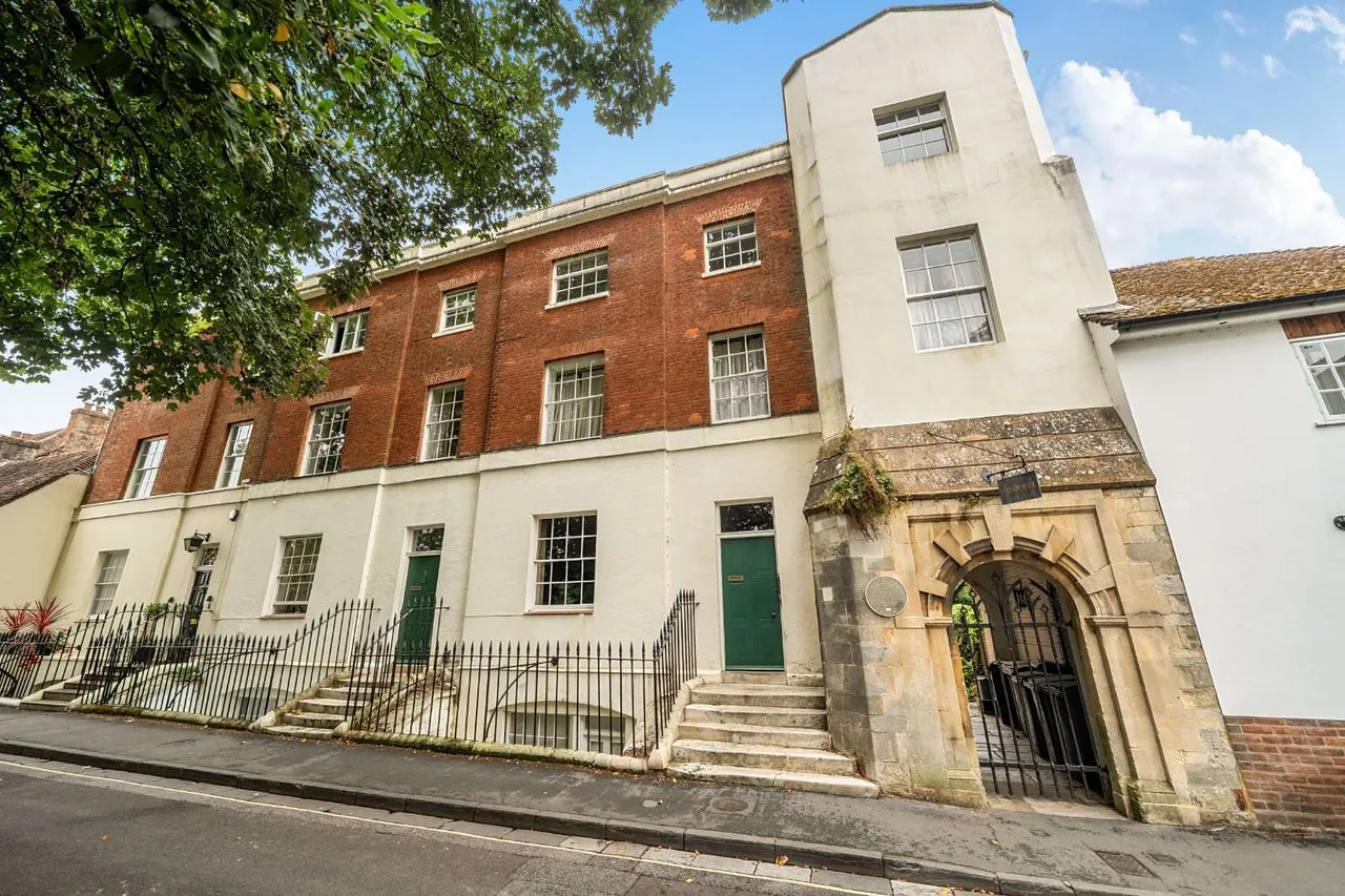 2 bed flat to rent — St Peter Street, Winchester, Hampshire, SO23 8BW