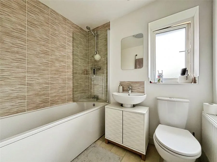 Dormouse Drive, Newport, PO30, photo 9