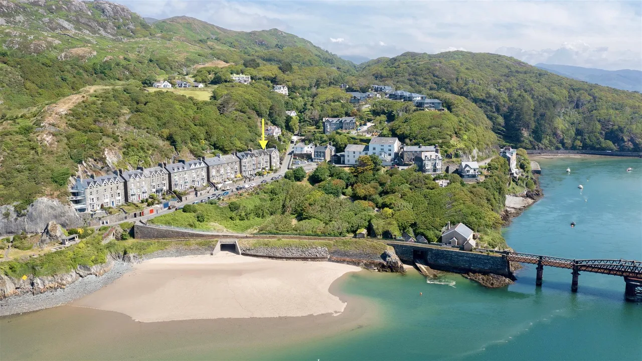 3 bed flat for sale, Porkington Terrace, Barmouth, LL42