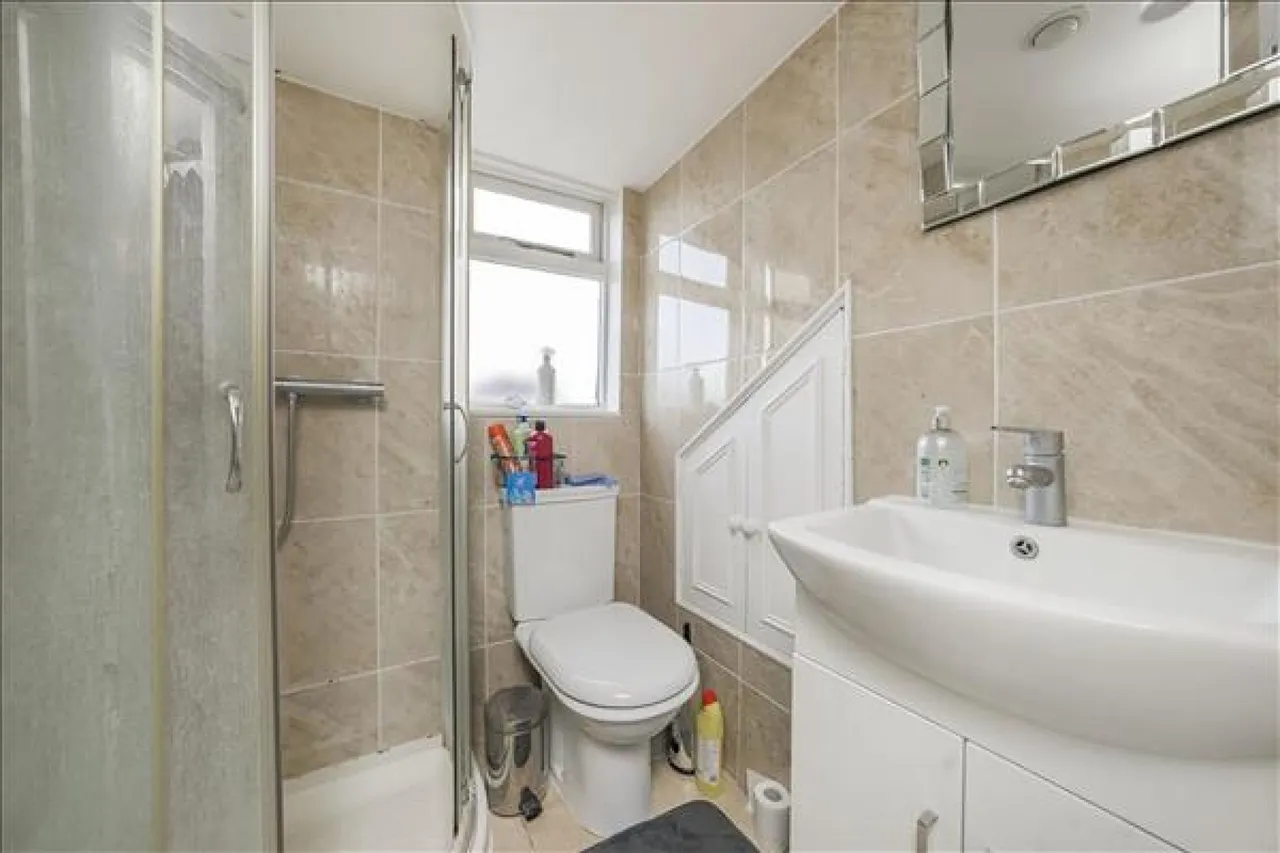 Wilfred Owen Close, London, SW19, photo 9