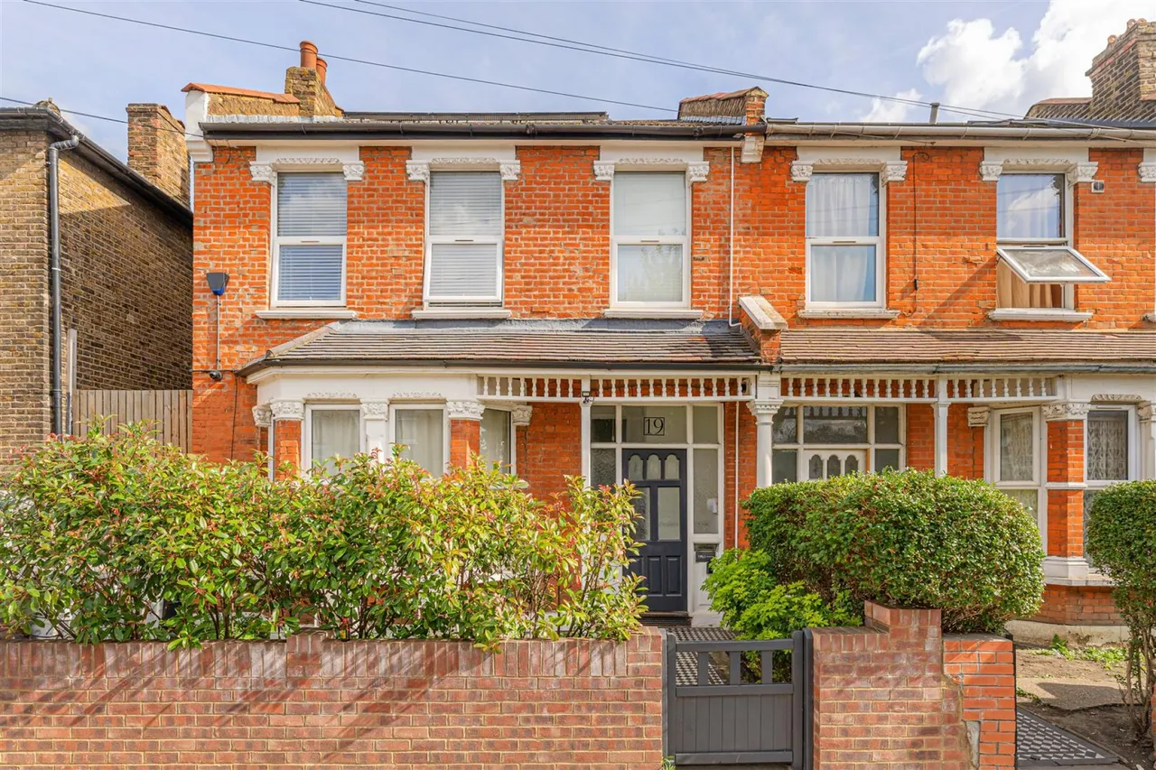 2 bed flat for sale, Vicarage Road, London