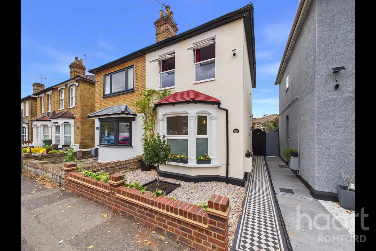 2 bed house for sale, Cotleigh Road, Romford, RM7