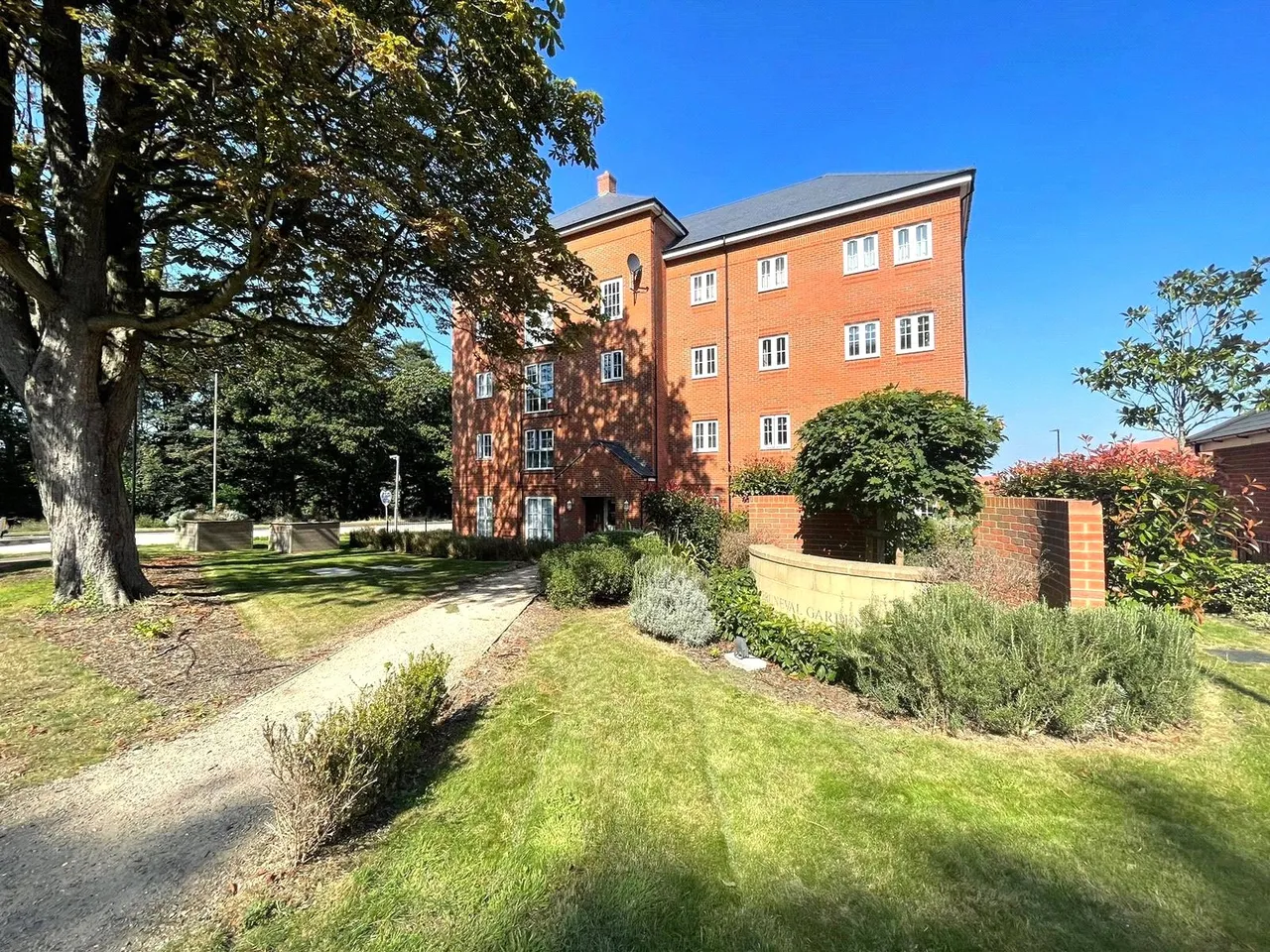2 bed flat to rent — Charteris Close, Wellesley, Aldershot, Hampshire, GU11 4DW
