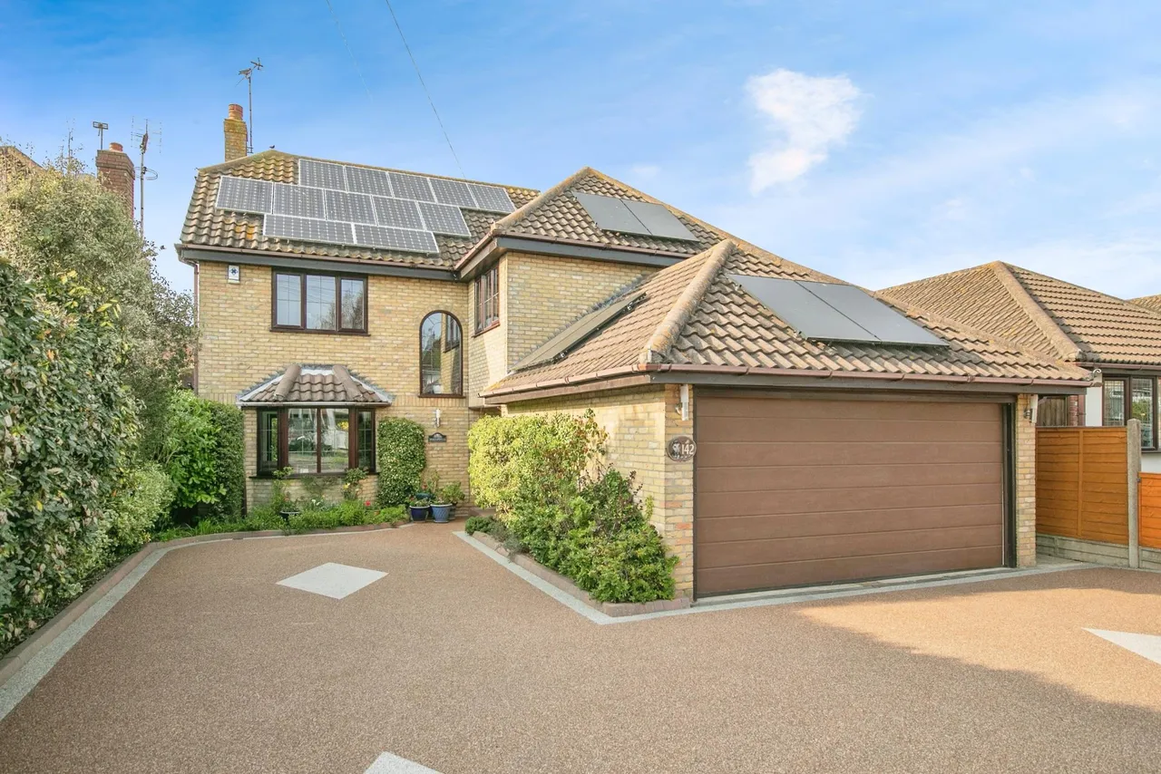 4 bed house for sale, Leas Road, Clacton-on-sea, CO15
