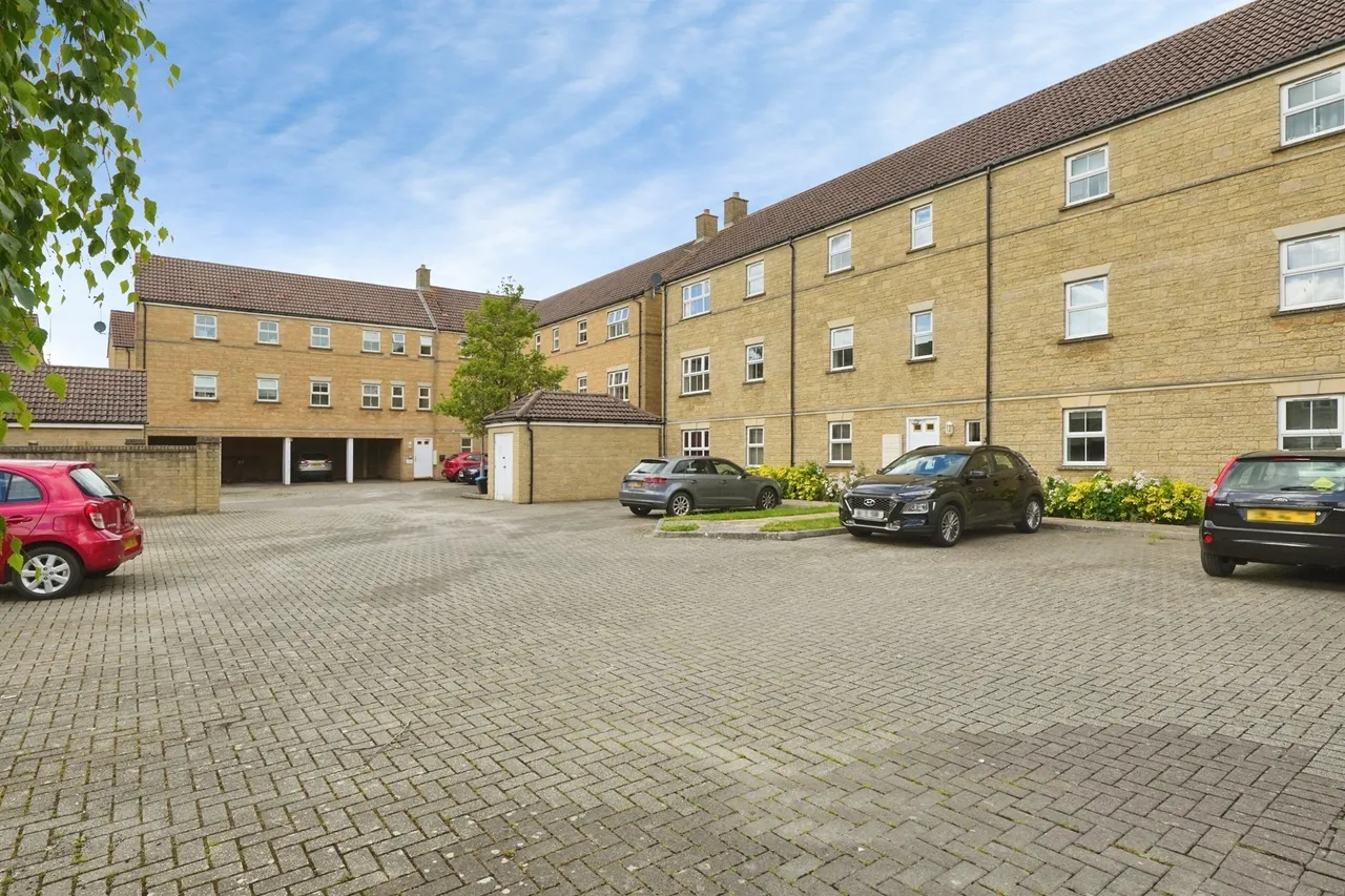 2 bed flat for sale — Grouse Road, Calne