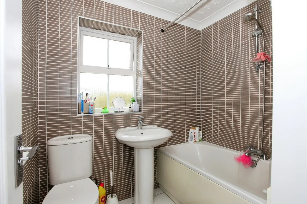 Redwing Close, Peterborough, PE2, photo 13