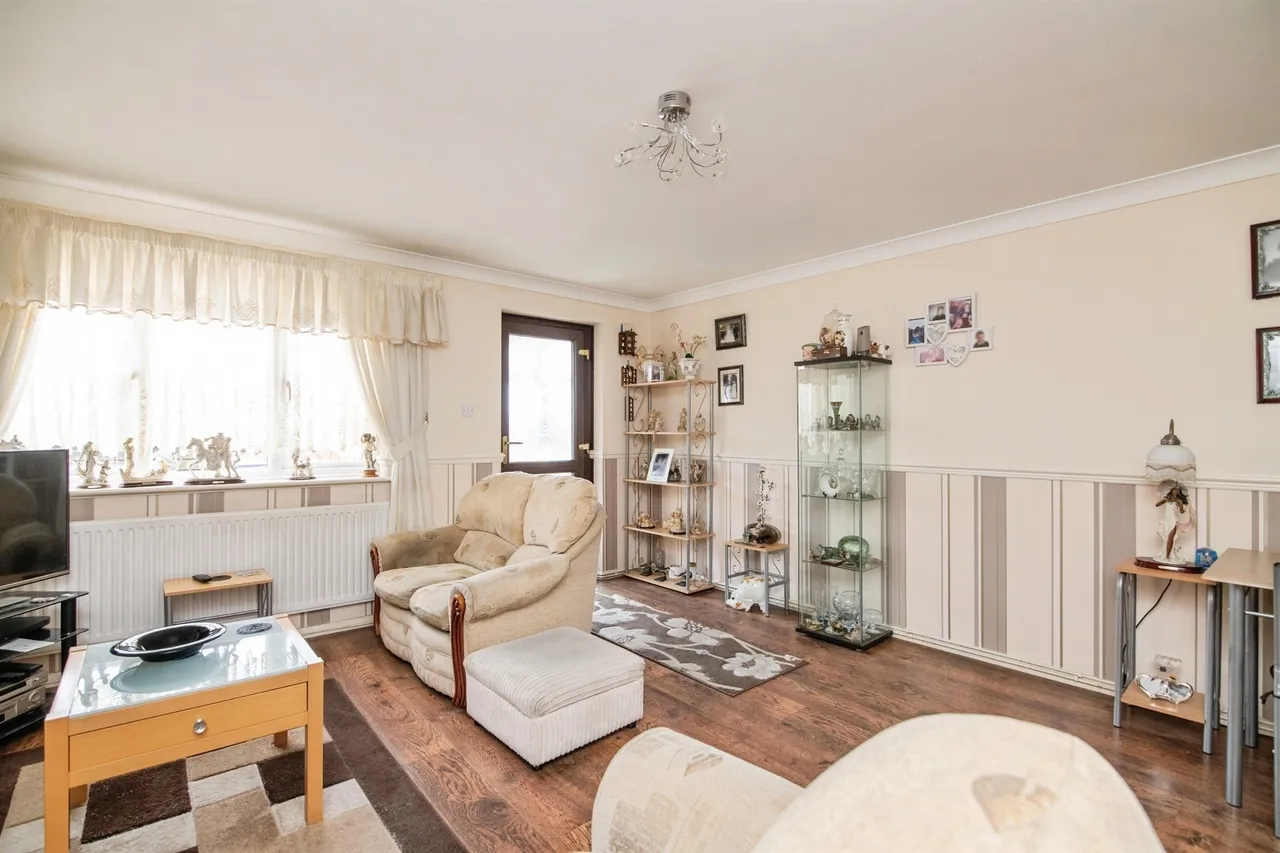 The Pineways, Oldbury, B69, photo 4
