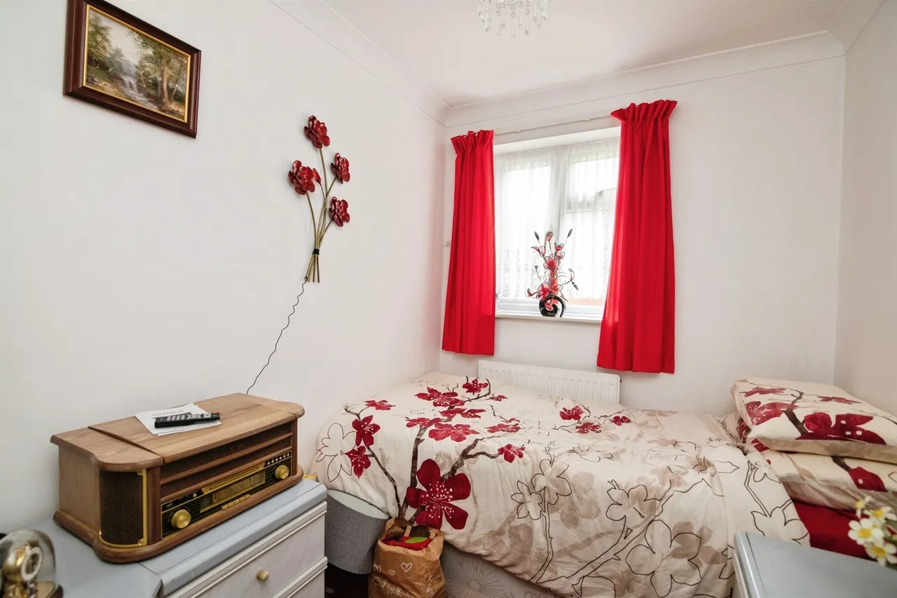 The Pineways, Oldbury, B69, photo 10