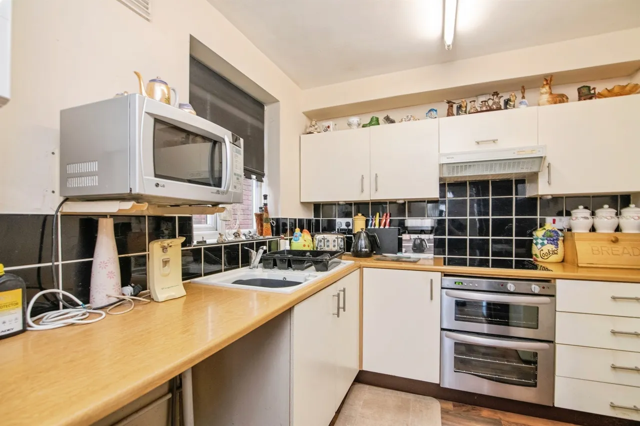 The Pineways, Oldbury, B69, photo 12