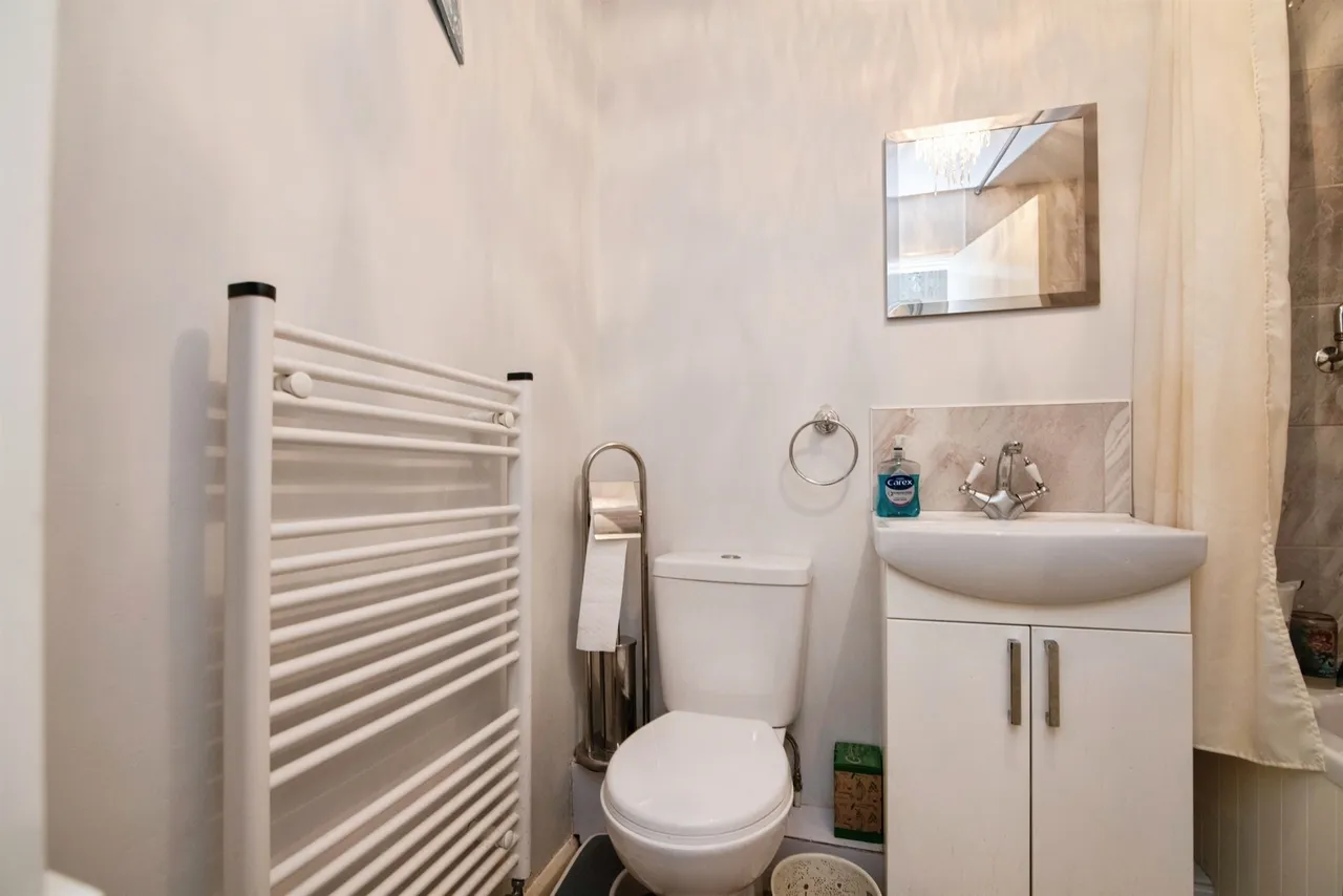The Pineways, Oldbury, B69, photo 6