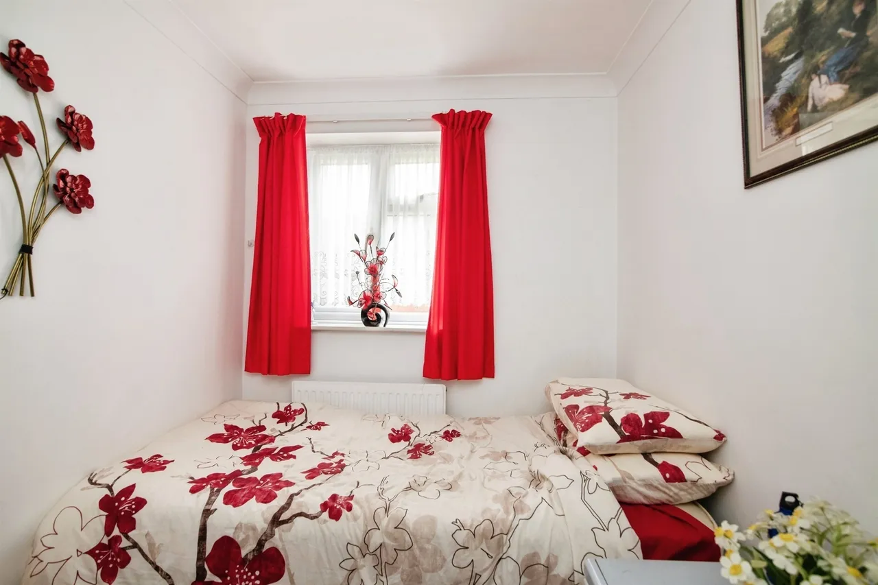 The Pineways, Oldbury, B69, photo 14