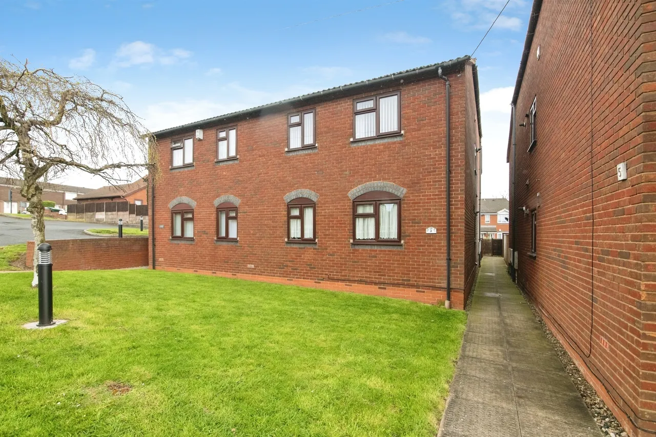 2 bed flat for sale, The Pineways, Oldbury, B69