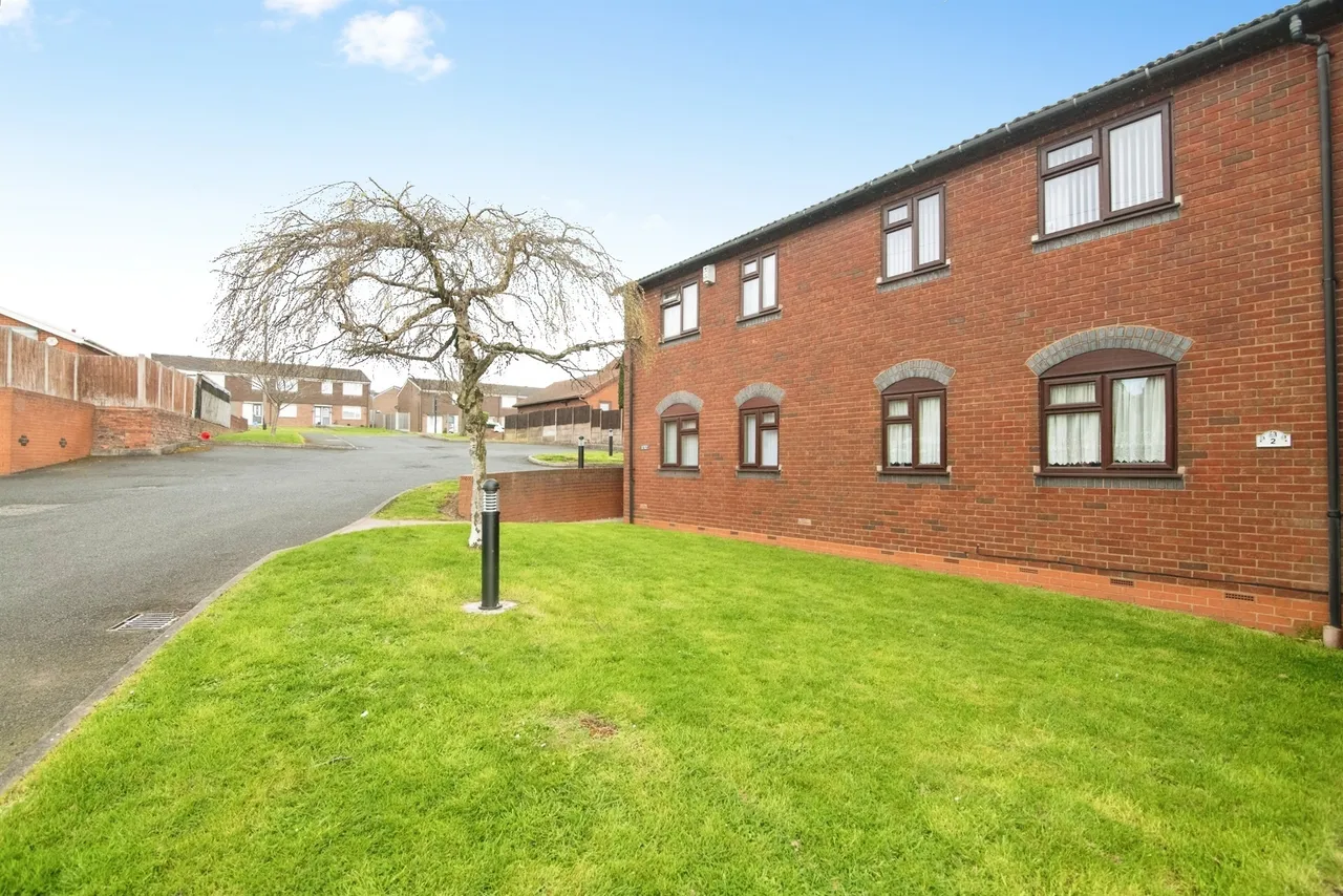 The Pineways, Oldbury, B69, photo 13