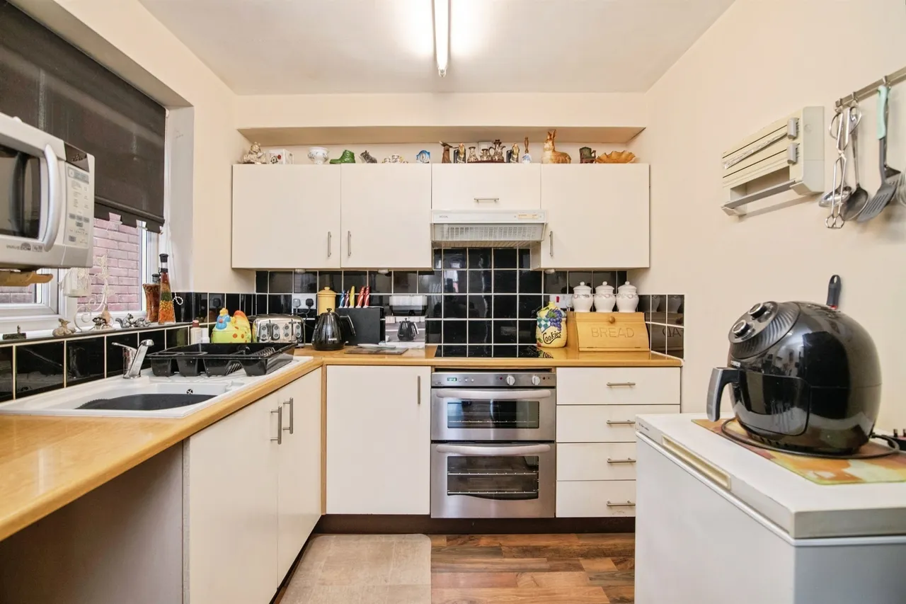 The Pineways, Oldbury, B69, photo 3
