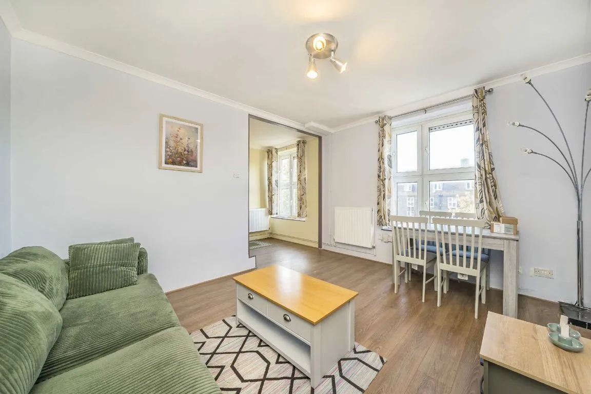 3 bed property for sale, Wandsworth Road, SW8