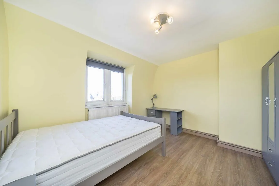 Wandsworth Road, SW8, photo 5