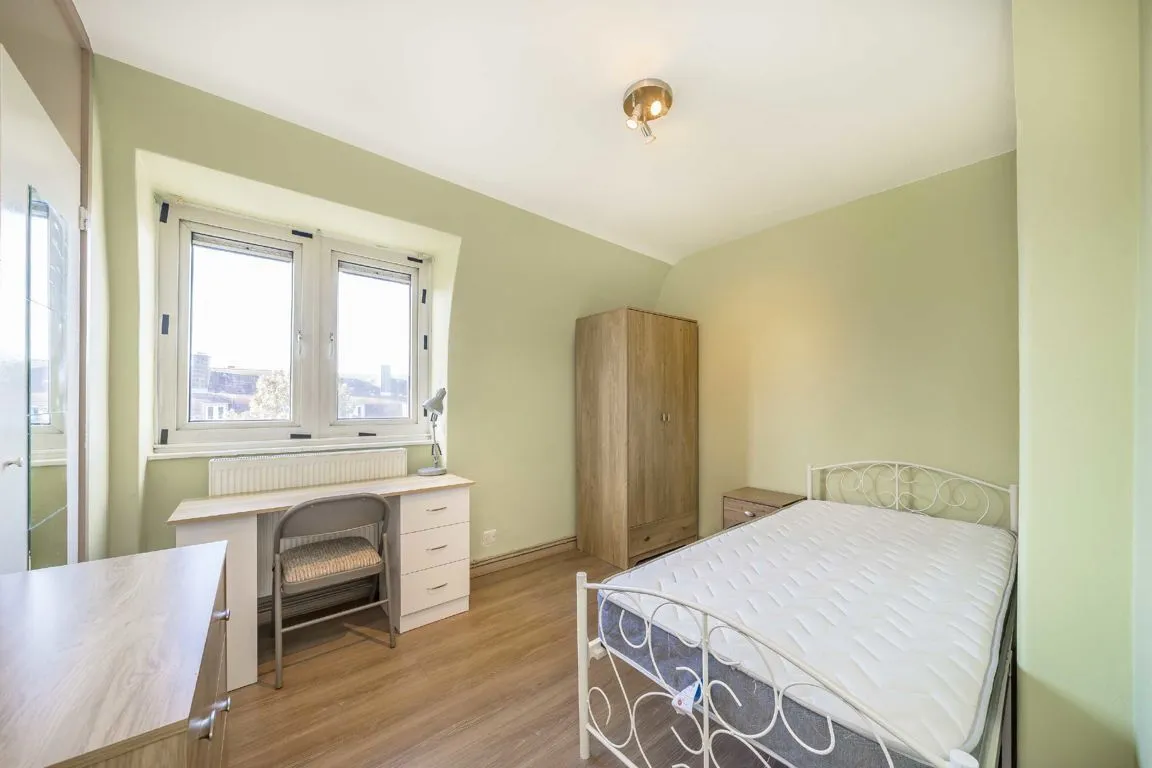 Wandsworth Road, SW8, photo 3