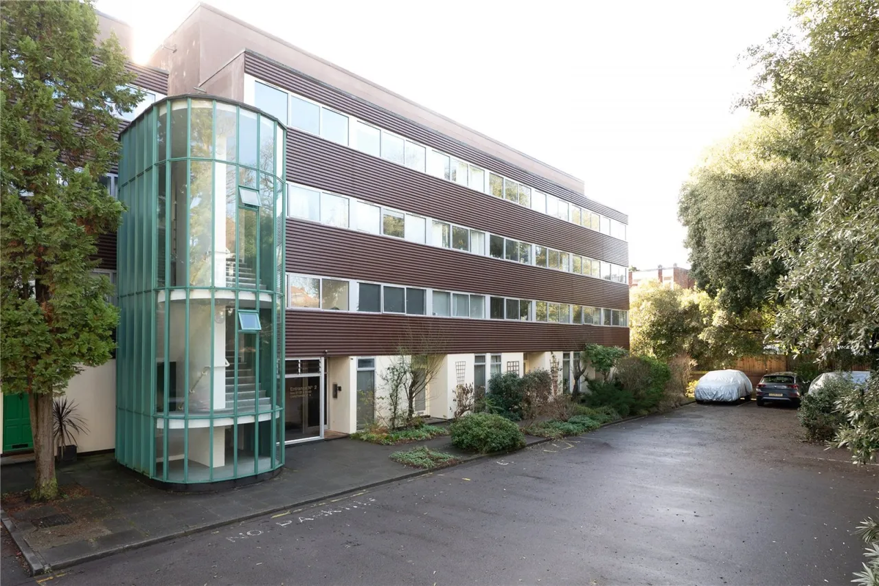 2 bed flat for sale, Claudia Place, Southfields
