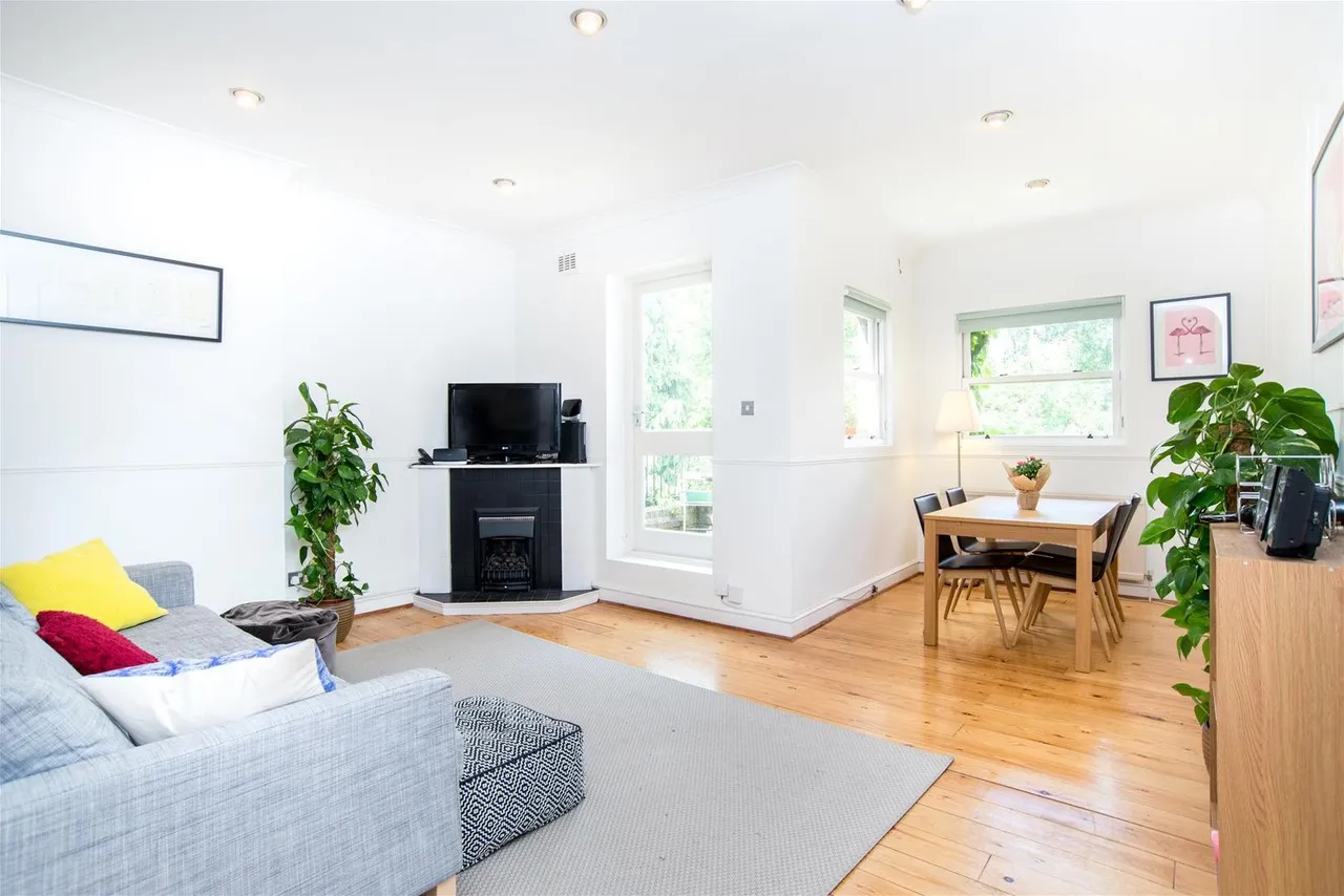 2 bed flat to rent — Greencroft Gardens South Hampstead, London NW6 3PH