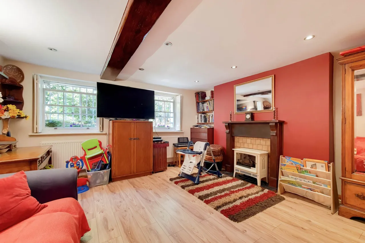 2 bed flat for sale — Basement Flat, Kingston Mansions, London
