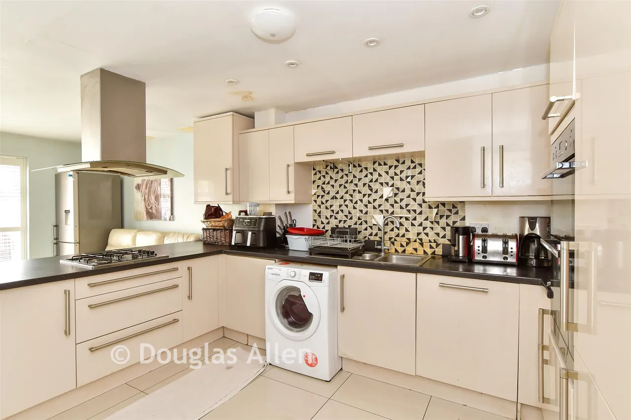 Markhams Close, Basildon, SS15, photo 6