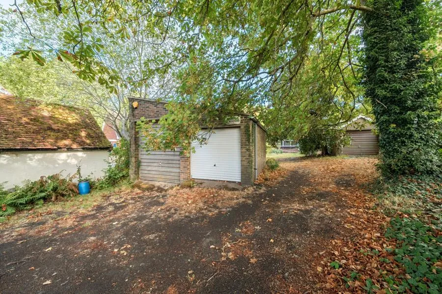 White Rose Lane, Woking, GU22, photo 4